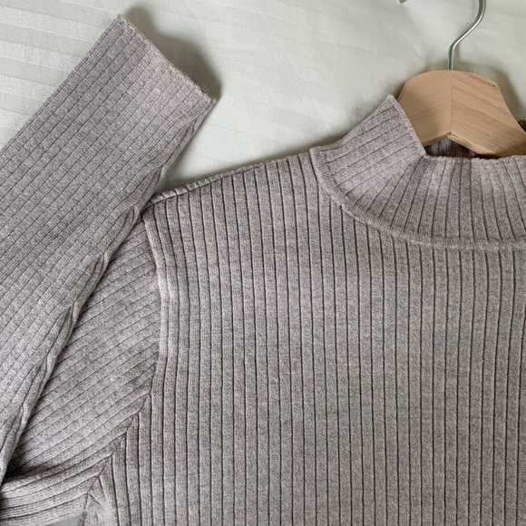 Virgin Wool Mock Neck Ribbed Minimalist Sweater - Picture 4 of 6